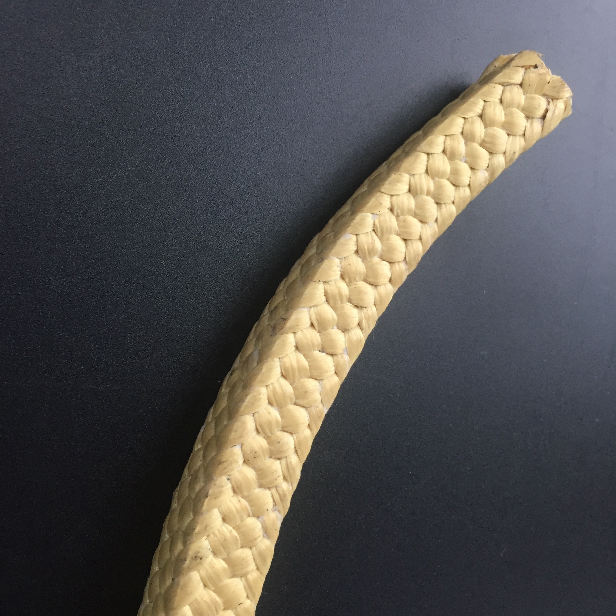 X'inhuma l-karatteristiċi tal-ippakkjar tal-fibra aramid?